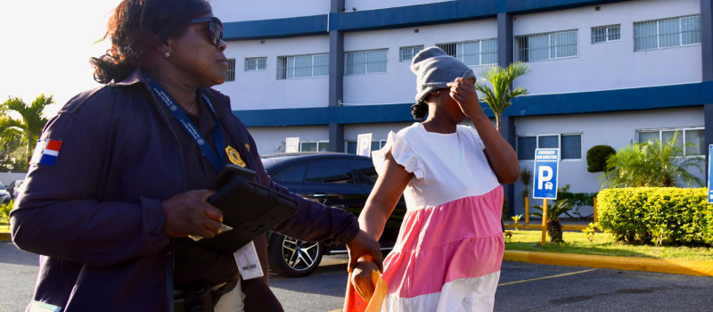Haitianos llegan con papeles en manos a los hospitales