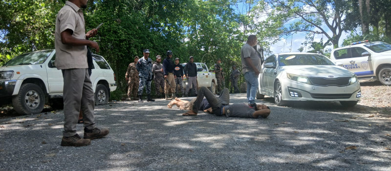 Comunitarios se lanzan a las calles para evitar que equipos de Barrick Gold corten árboles en río de Cotuí
