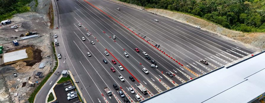 El peaje del kilómetro 32 de la autopista Duarte entra en operación con obras aún incompletas