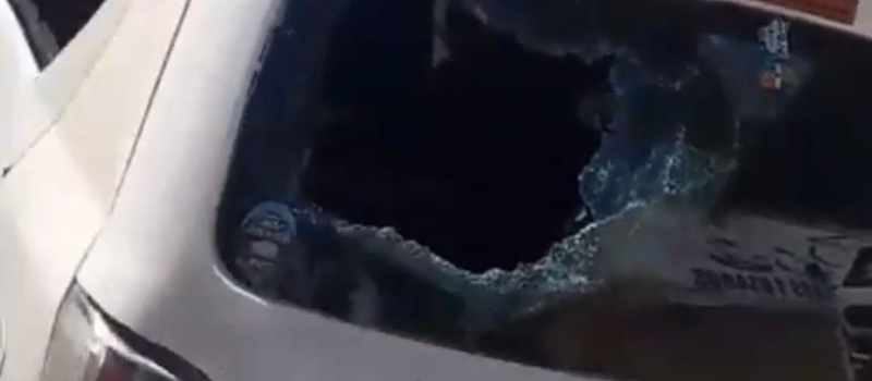 Limpiavidrios rompe cristal de vehículo luego que conductor se negara a que lo limpiara