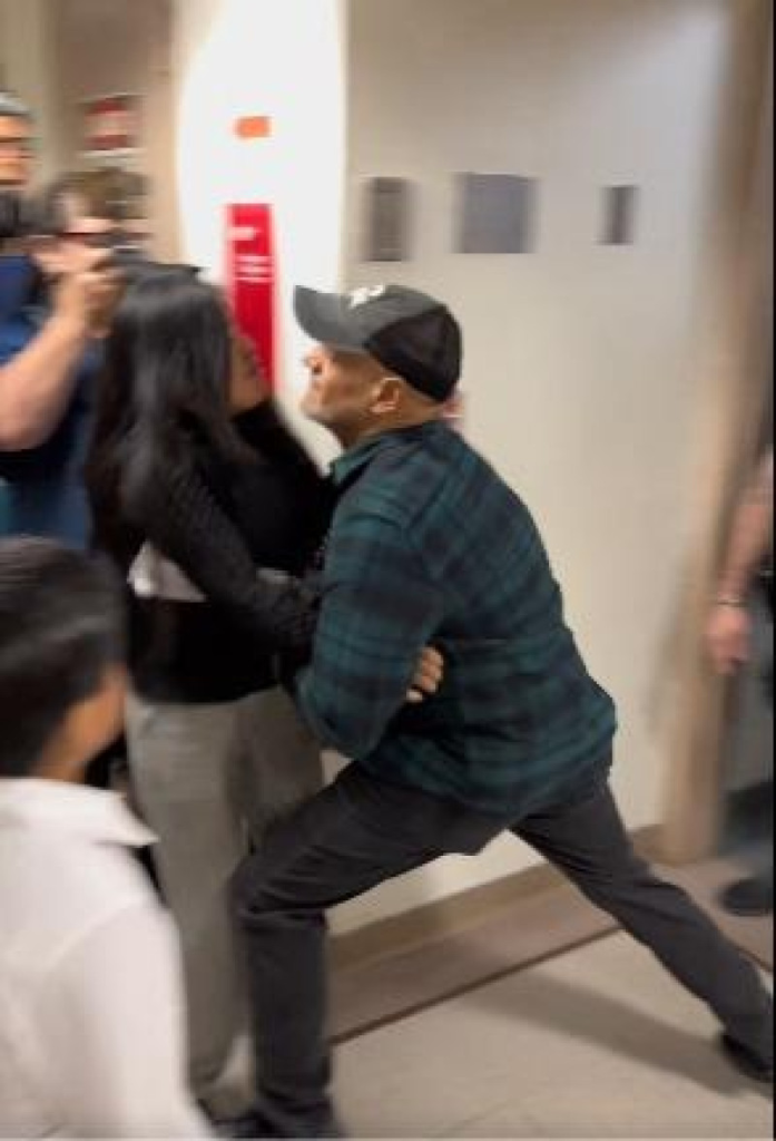 image-38-697x1024 Despiden a agente que tiró al suelo a una inmigrante en edificio federal