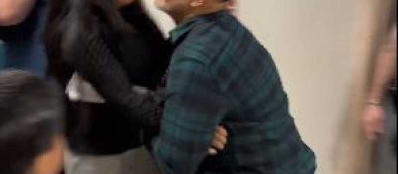 Despiden a agente que tiró al suelo a una inmigrante en edificio federal