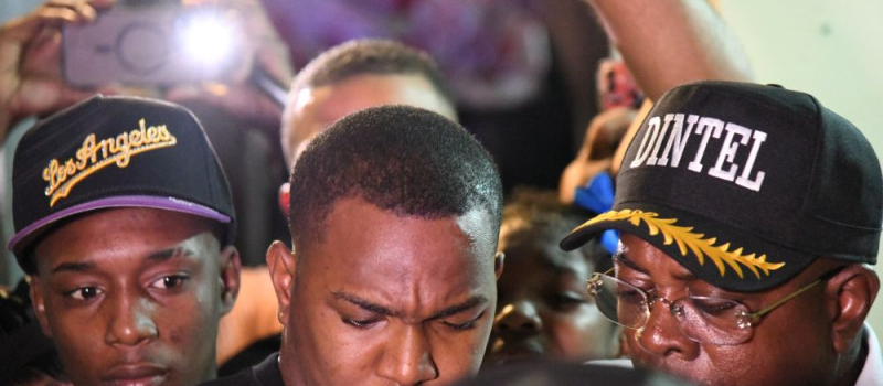 Jóvenes acusados de cometer actos delictivos se entregan a la Policía