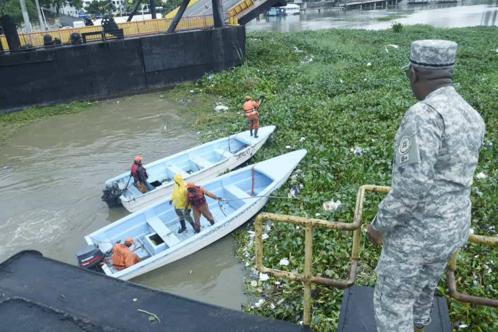 image-105-1024x682 Cierran puente Flotante por acumulación de lilas