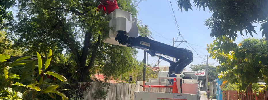 Rehabilitan redes eléctricas y mejoran iluminación en comunidades del sur