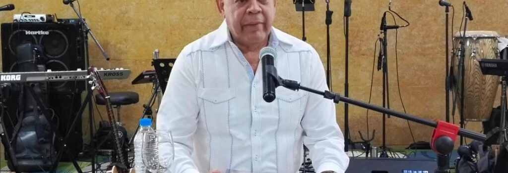 Premian a Augusto Taveras con Oscar de la Renta