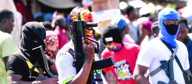 Doble vía en Haití: E.E. U.U exige comicios, pero financia la guerra