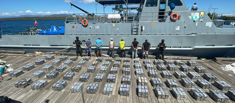 Arrestan a seis hombres por cargamento de más de dos toneladas de presunta cocaína