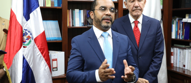 Juramentan al nuevo rector del ITLA